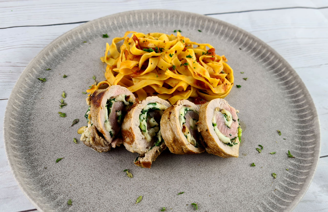 Schnitzelröllchen mit Nudeln in Tomatenkräutersoße - Blog - Candy-Cake.de Schnitzelröllchen mit Nudeln in Tomatenkräutersoße - Blog - Candy-Cake.de